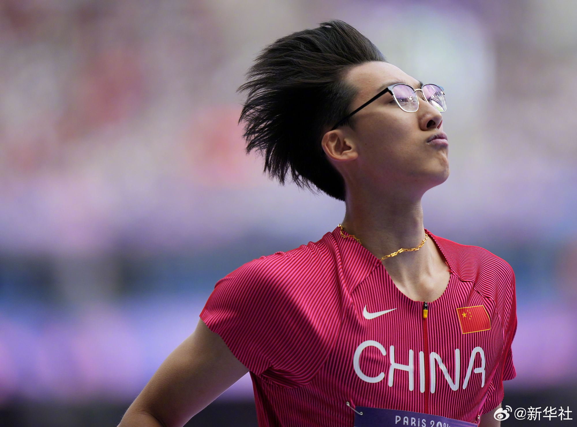 中国选手徐卓一戴着眼镜跑进男子110米栏半决赛