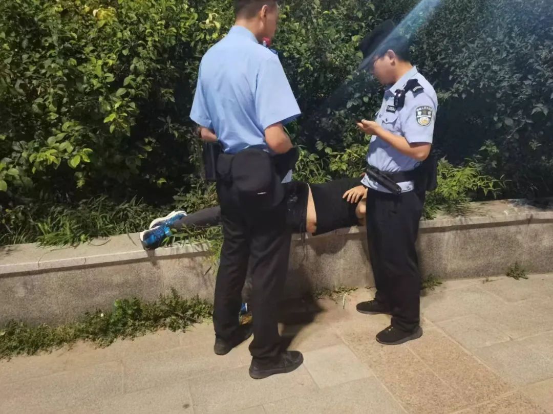 今宵酒醒何处?民警凌晨救助醉酒男子 今宵酒醒何处?民警凌晨救助醉酒男子