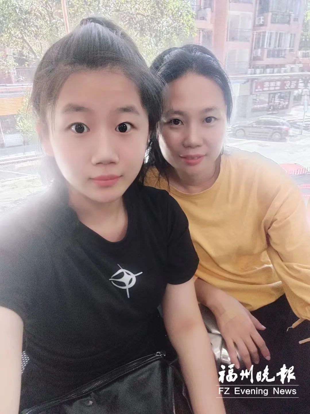 突发！老人被撞血流不止 “00后”女孩出手了