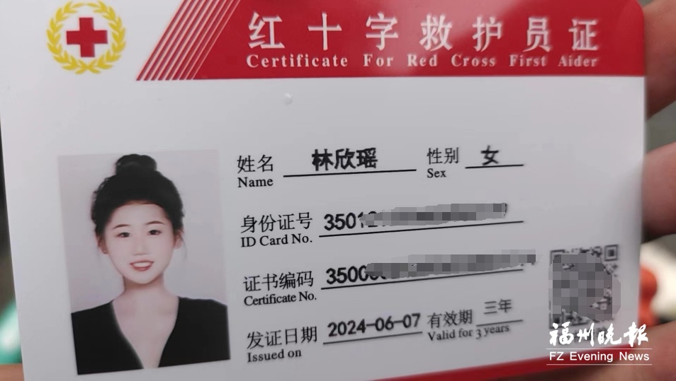 突发！老人被撞血流不止 “00后”女孩出手了