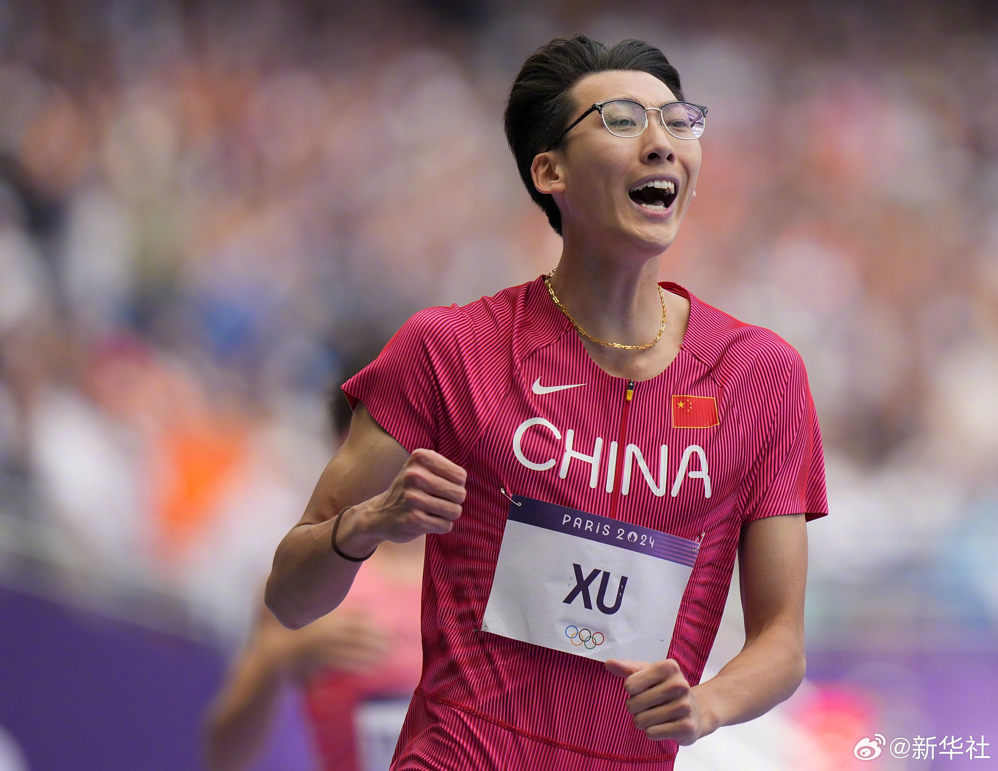 中国选手徐卓一戴着眼镜跑进男子110米栏半决赛