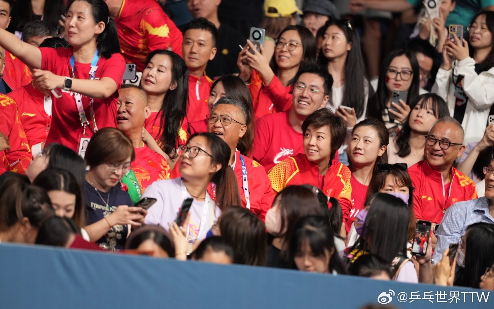备战时智囊团，比赛时助威团！张怡宁丁宁观战女单决赛