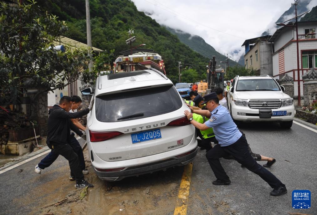 四川康定山洪泥石流灾害抢险救援有序推进