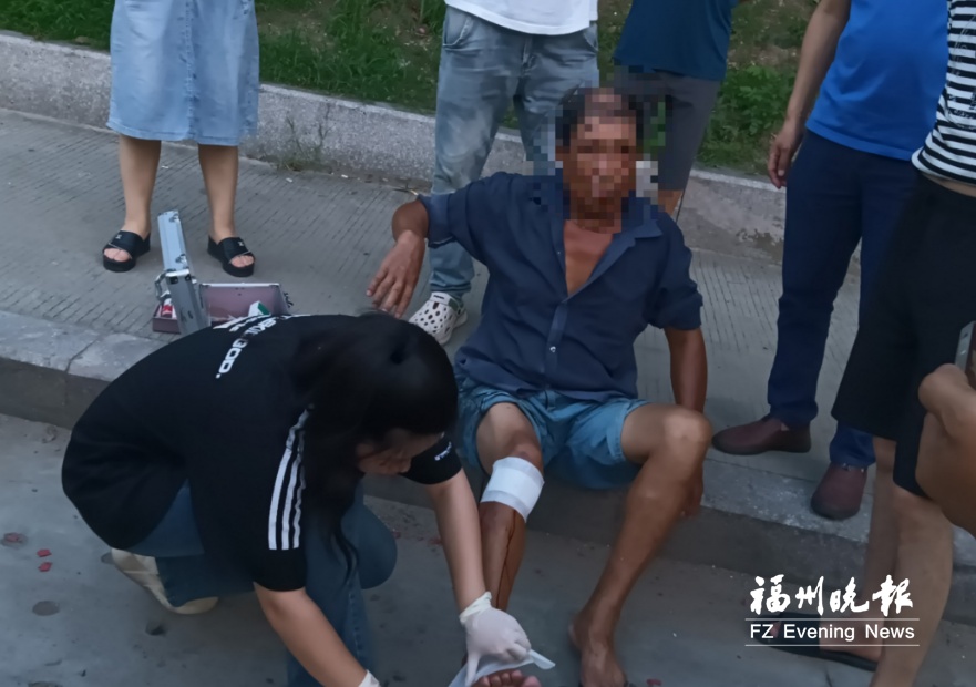 突发！老人被撞血流不止 “00后”女孩出手了