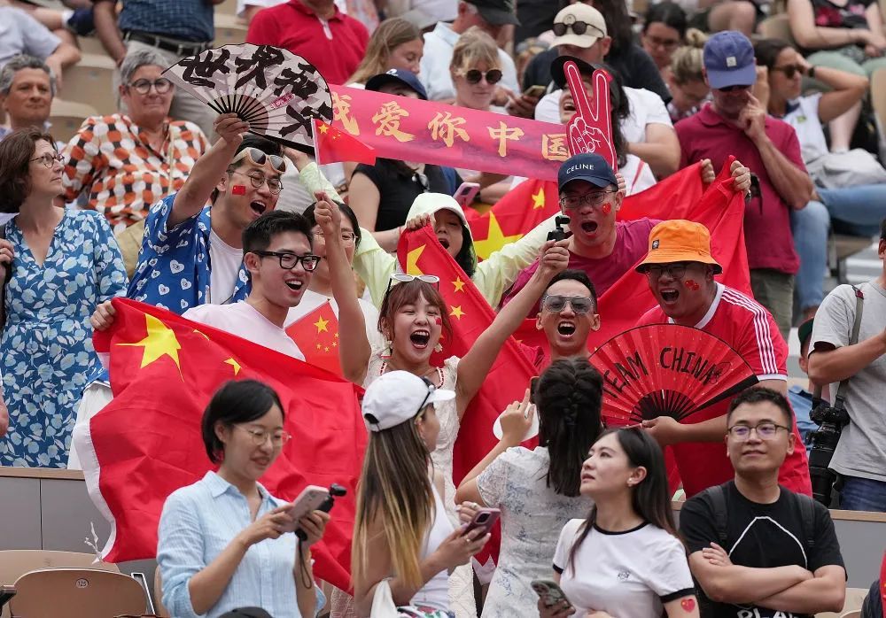 郑钦文，躺倒了三次！