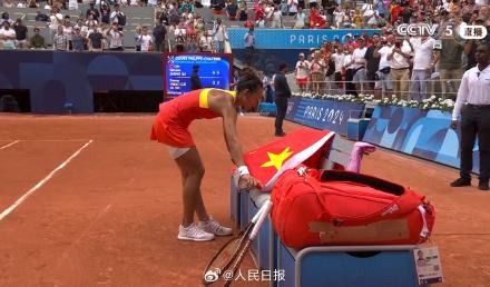 你是中国的骄傲！郑钦文夺冠后高举五星红旗