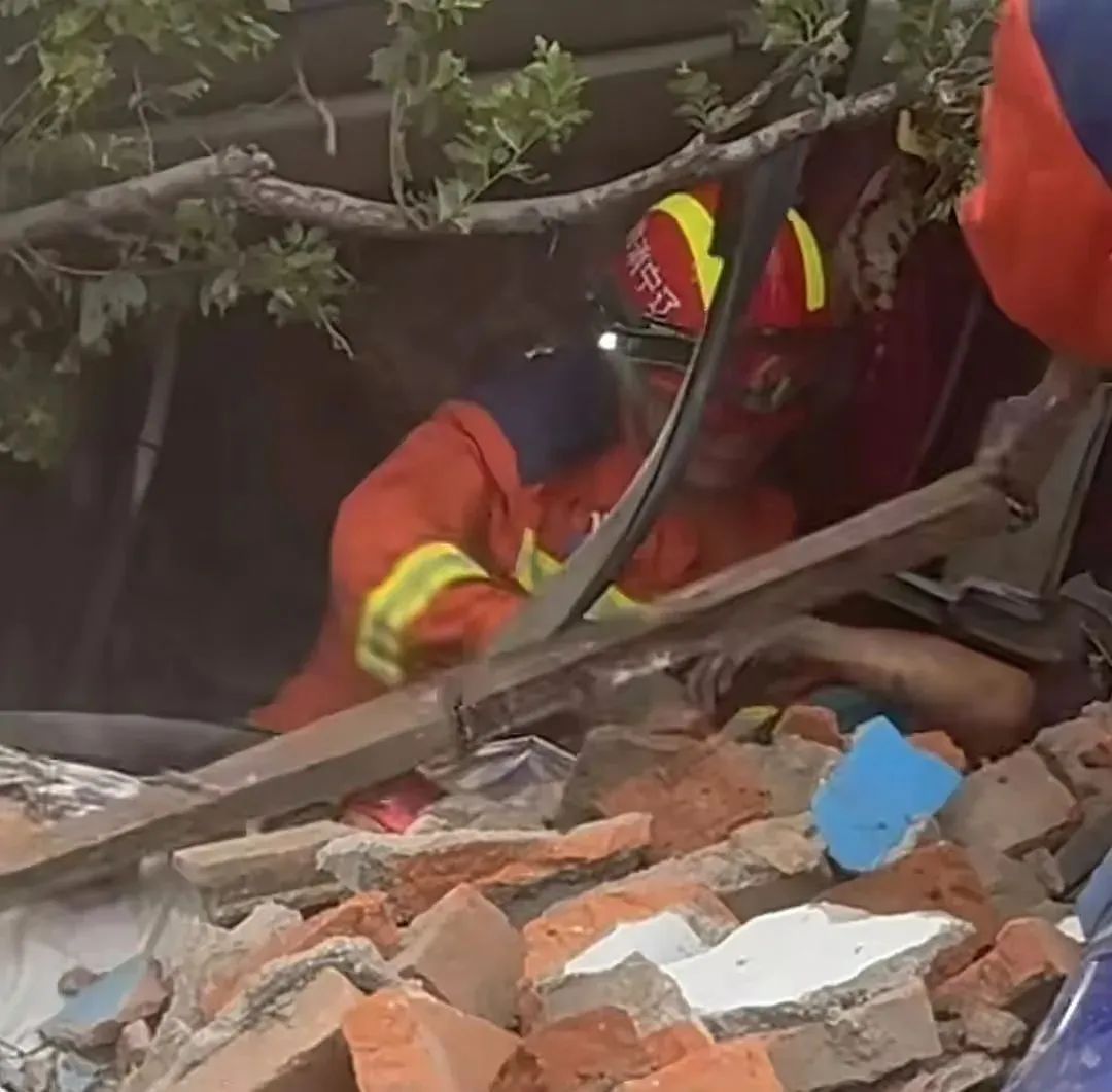 太吓人!95吨“巨无霸”失控“击穿”民房! 太吓人!95吨“巨无霸”失控“击穿”民房!