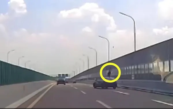 上海高速突发!车上人员下车,遭后方来车撞击,飞出数米远 上海高速突发!车上人员下车,遭后方来车撞击,飞出数米远