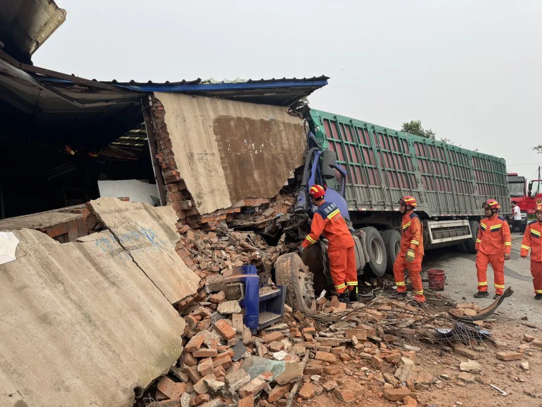 太吓人!95吨“巨无霸”失控“击穿”民房! 太吓人!95吨“巨无霸”失控“击穿”民房!