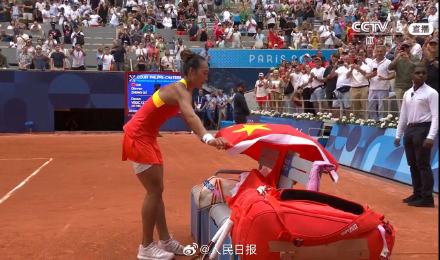 你是中国的骄傲！郑钦文夺冠后高举五星红旗