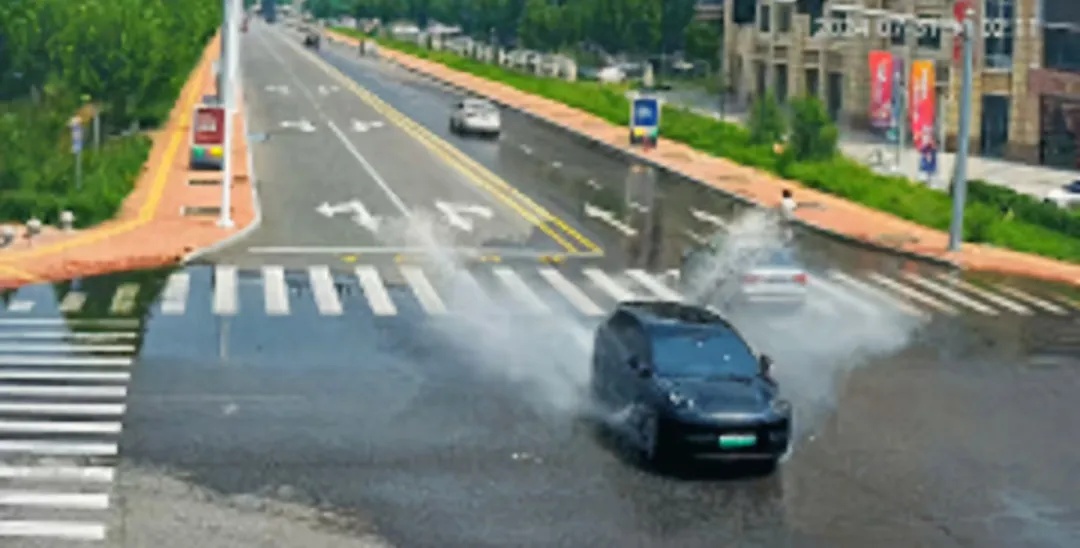 开车溅人一身水！天津交警：罚款50元！