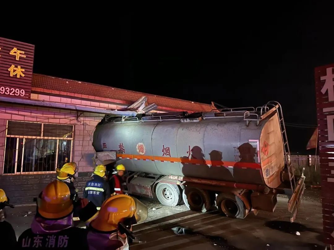 太吓人!95吨“巨无霸”失控“击穿”民房! 太吓人!95吨“巨无霸”失控“击穿”民房!