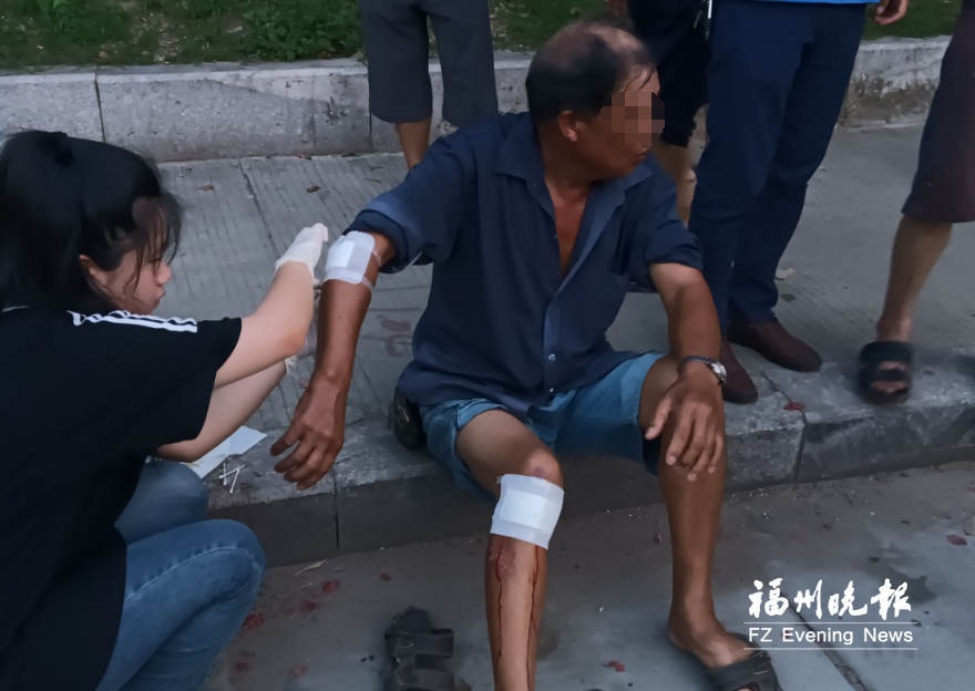 突发！老人被撞血流不止 “00后”女孩出手了