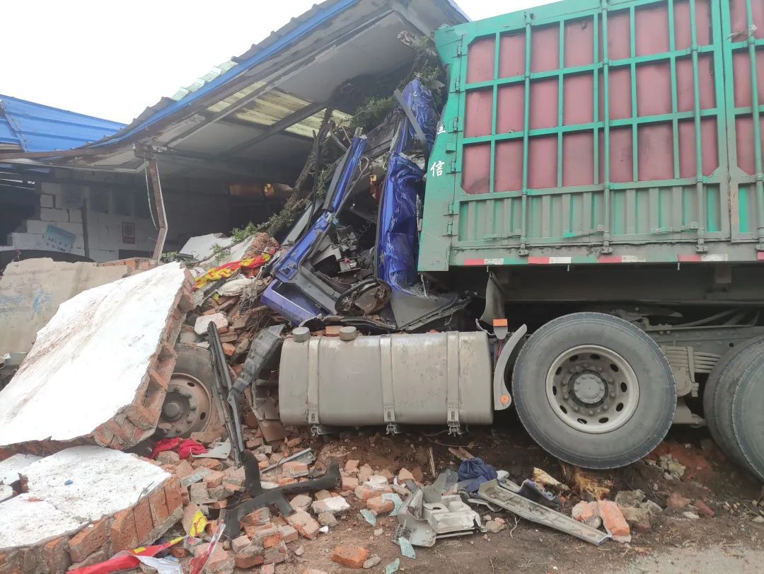 太吓人!95吨“巨无霸”失控“击穿”民房! 太吓人!95吨“巨无霸”失控“击穿”民房!