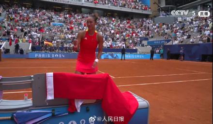 你是中国的骄傲！郑钦文夺冠后高举五星红旗