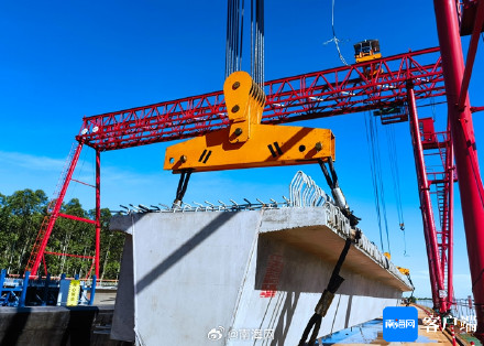 洋浦疏港高速公路全线首片预制梁顺利架设 洋浦疏港高速公路全线首片预制梁顺利架设