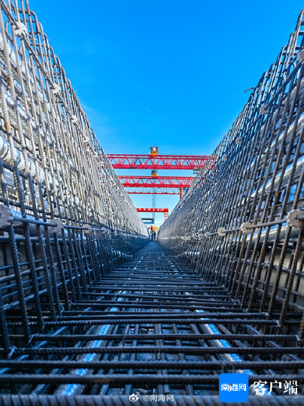 洋浦疏港高速公路全线首片预制梁顺利架设 洋浦疏港高速公路全线首片预制梁顺利架设