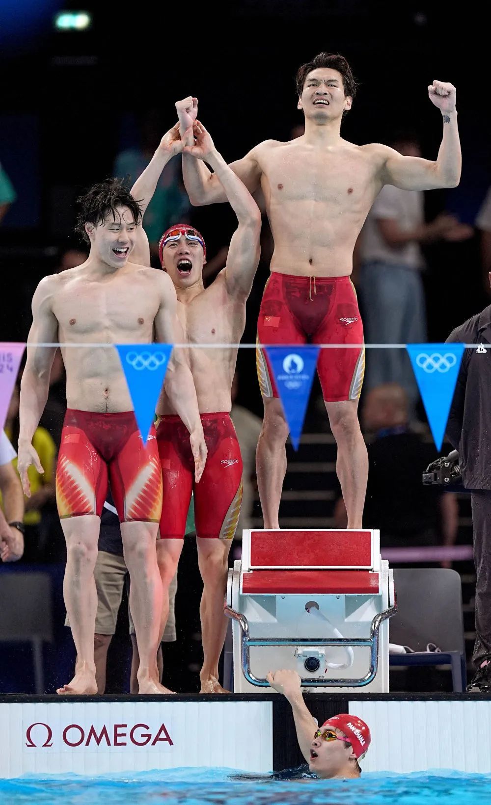 “干进46秒!”潘展乐的生日,过得太燃了! “干进46秒!”潘展乐的生日,过得太燃了!