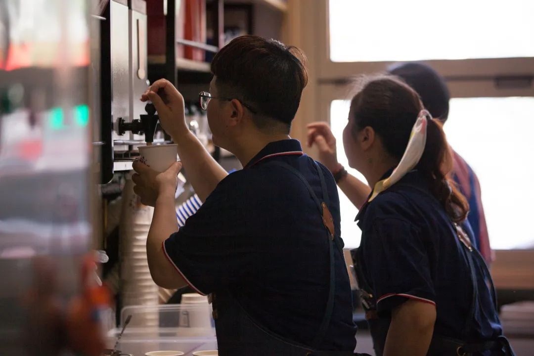 订单暴涨3倍!杭州这家奶茶店突然走红!出来的人,帅了十分!全国网友被“种草” 订单暴涨3倍!杭州这家奶茶店突然走红!出来的人,帅了十分!全国网友被“种草”