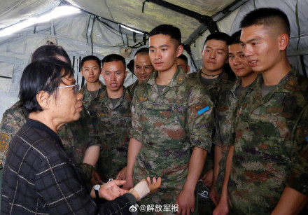 共上国防教育课！张桂梅携师生走进空军部队