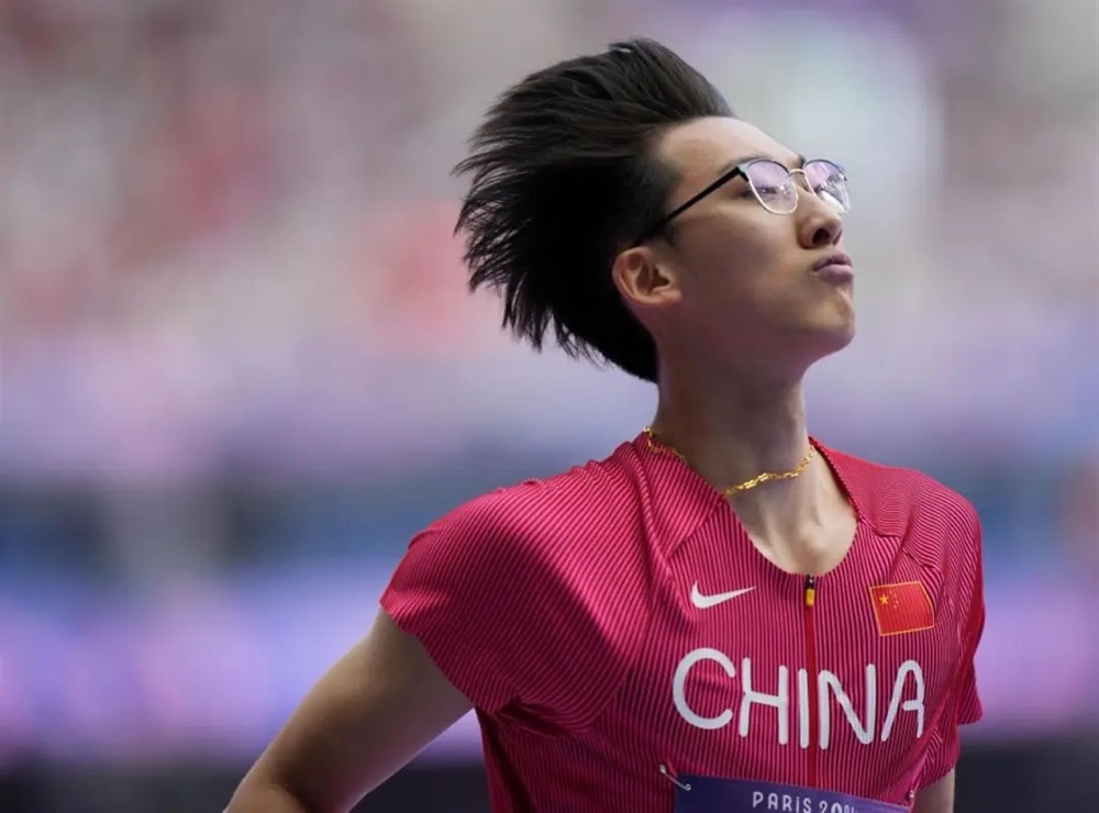 中国“眼镜飞人”晋级110米栏半决赛！“刘翔是追赶目标”