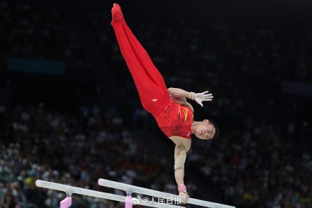 祝贺！邹敬园卫冕体操男子双杠金牌