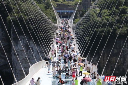 日均接待超1万人次 张家界大峡谷景区避暑游进入高峰