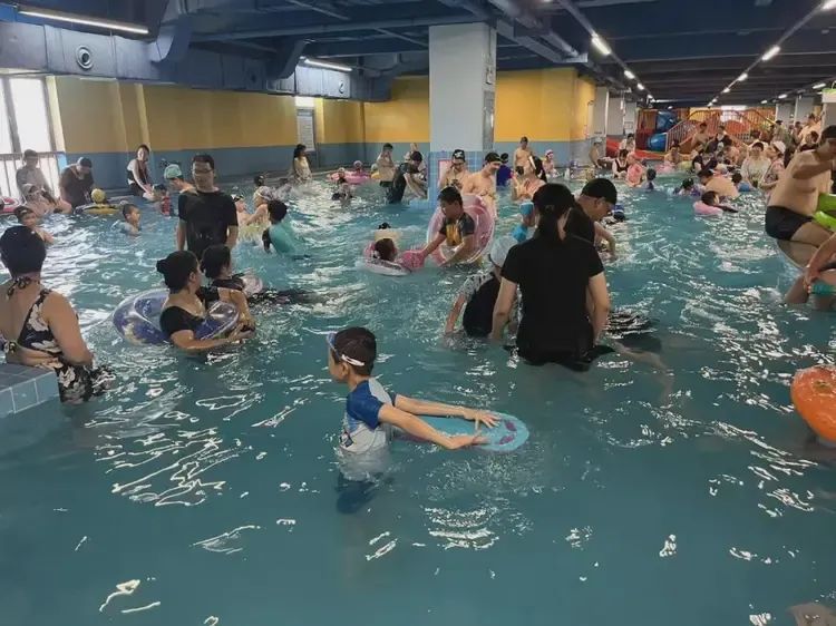 上海这个地方最近爆火！有人回来就发烧40度…居然还没法管？