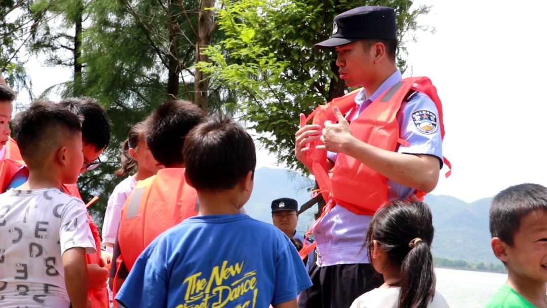 防溺水教育，警察叔叔把课堂搬到了湖边！