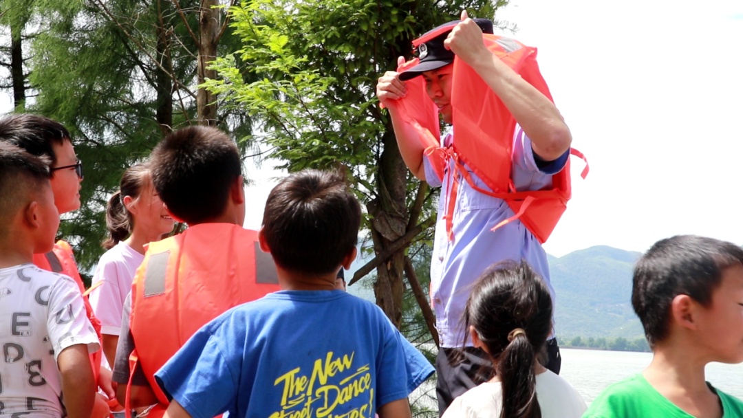 防溺水教育，警察叔叔把课堂搬到了湖边！