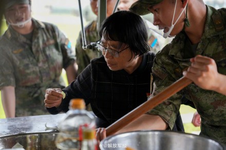 共上国防教育课！张桂梅携师生走进空军部队