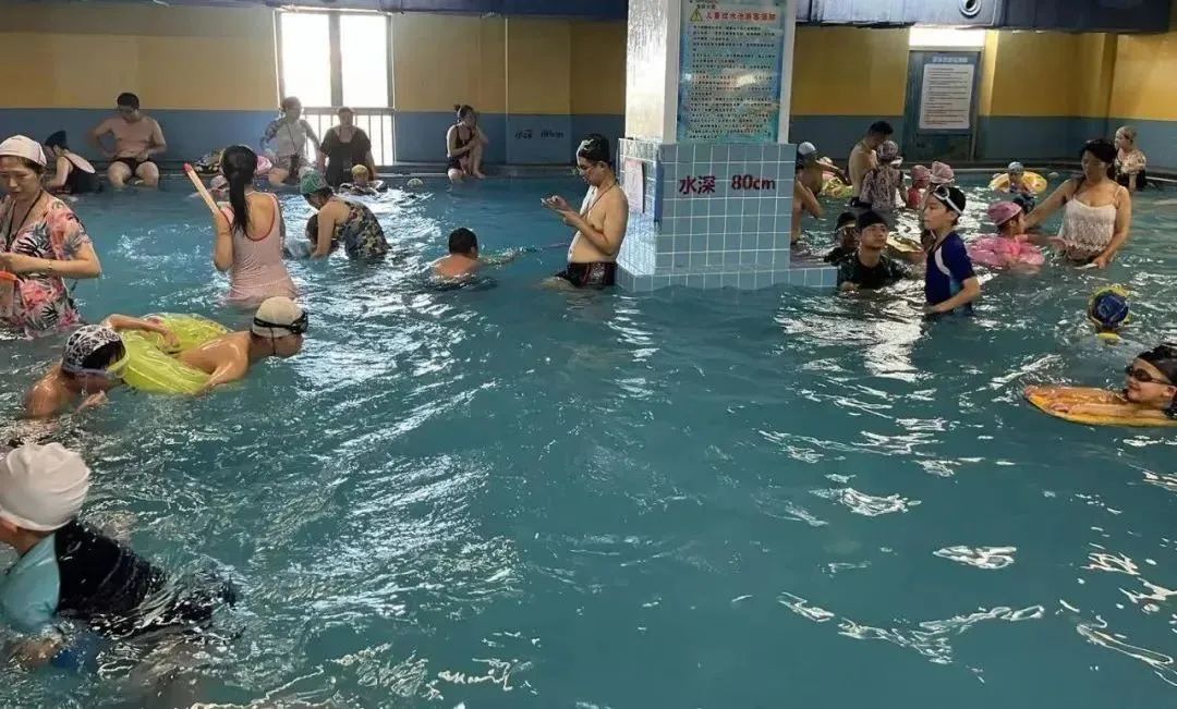 上海这个地方最近爆火！有人回来就发烧40度…居然还没法管？