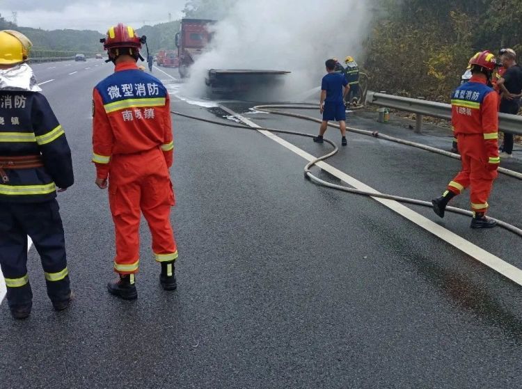 炎热高温持续升级！若车辆不慎发生自燃应该怎么办？