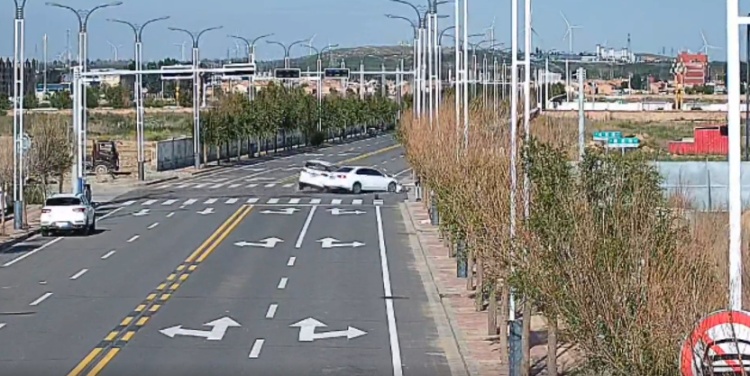 发动机都撞掉了,人没事!司机:不系安全带可算完了 发动机都撞掉了,人没事!司机:不系安全带可算完了