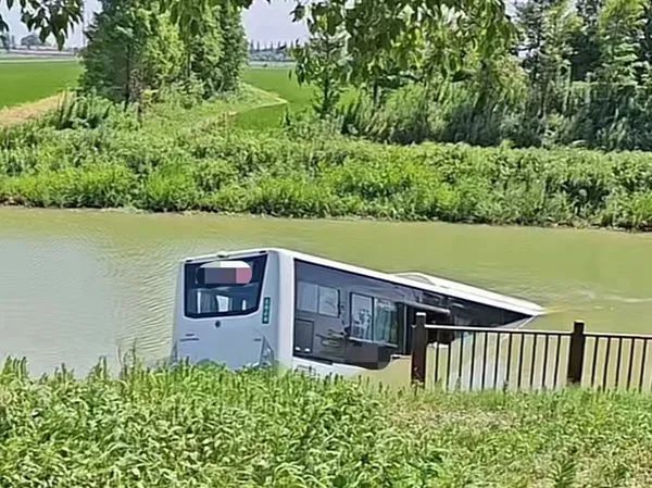 上海一公交车驶入河道！车上有乘客，驾驶员不幸身亡，警方通报