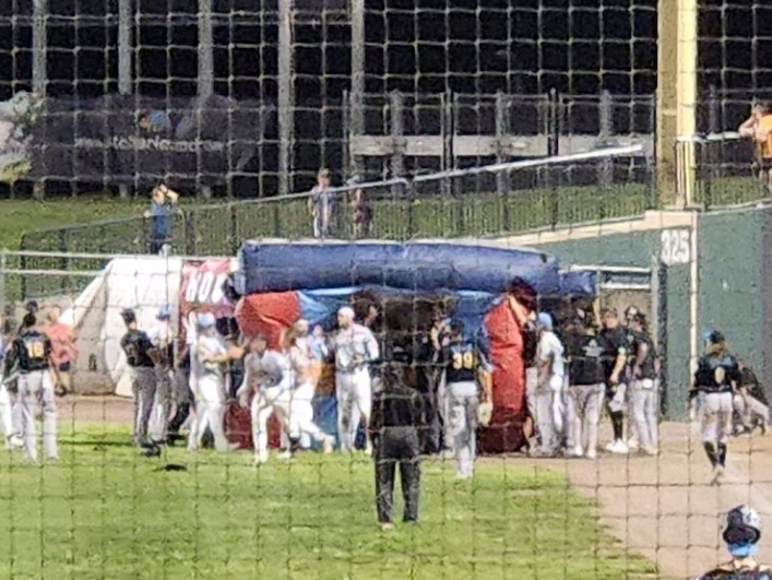 美媒:弹跳屋被强风吹起升至6米高度,美国5岁男童坠落身亡 美媒:弹跳屋被强风吹起升至6米高度,美国5岁男童坠落身亡