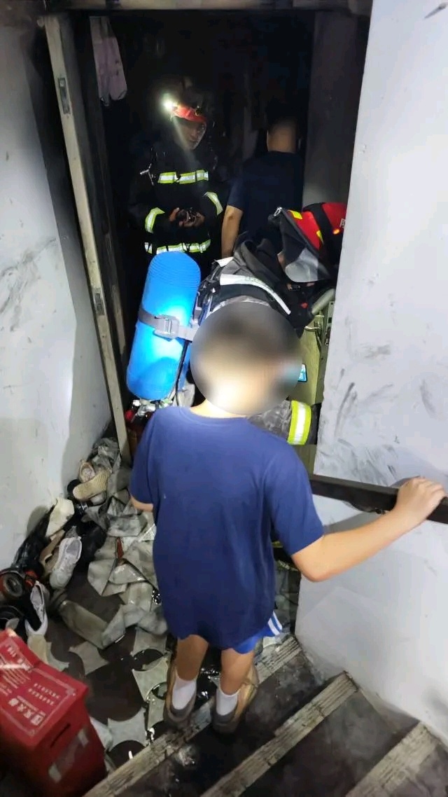 深圳一高层住宅突发火灾,发现时客厅已成火海 深圳一高层住宅突发火灾,发现时客厅已成火海