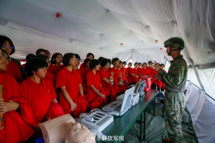 共上国防教育课！张桂梅携师生走进空军部队