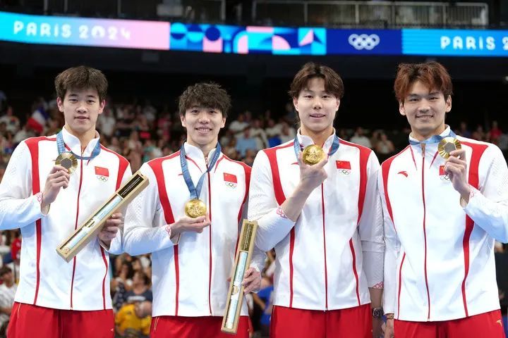 生日当天，潘展乐45秒92打破世界纪录！中国队男子4×100混接夺金