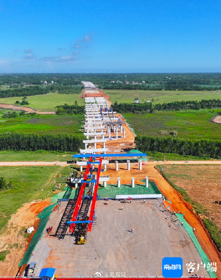 洋浦疏港高速公路全线首片预制梁顺利架设 洋浦疏港高速公路全线首片预制梁顺利架设