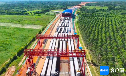 洋浦疏港高速公路全线首片预制梁顺利架设 洋浦疏港高速公路全线首片预制梁顺利架设