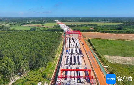 洋浦疏港高速公路全线首片预制梁顺利架设 洋浦疏港高速公路全线首片预制梁顺利架设