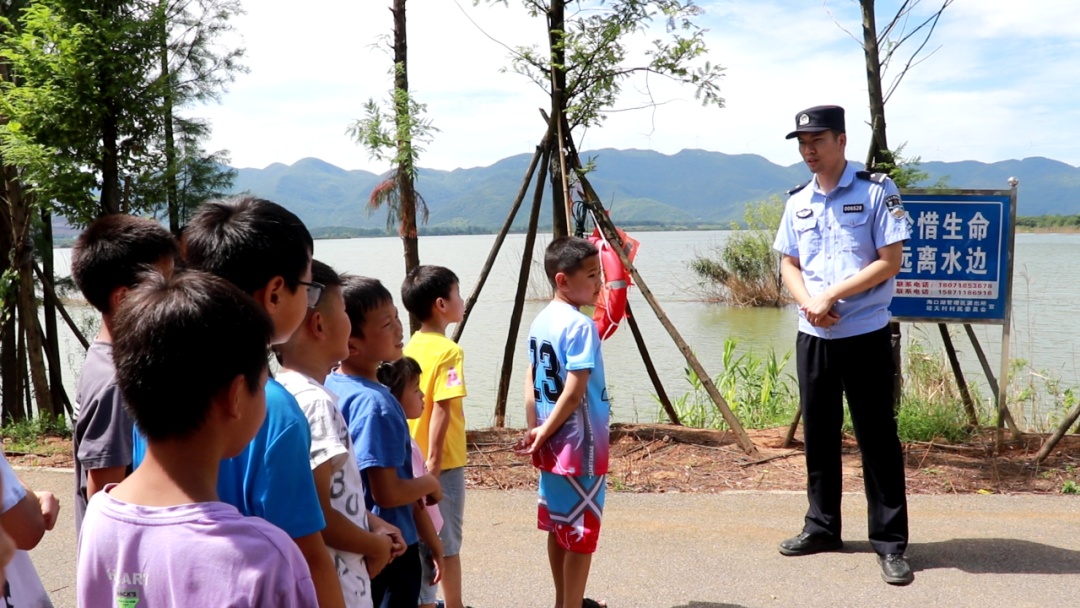 防溺水教育，警察叔叔把课堂搬到了湖边！