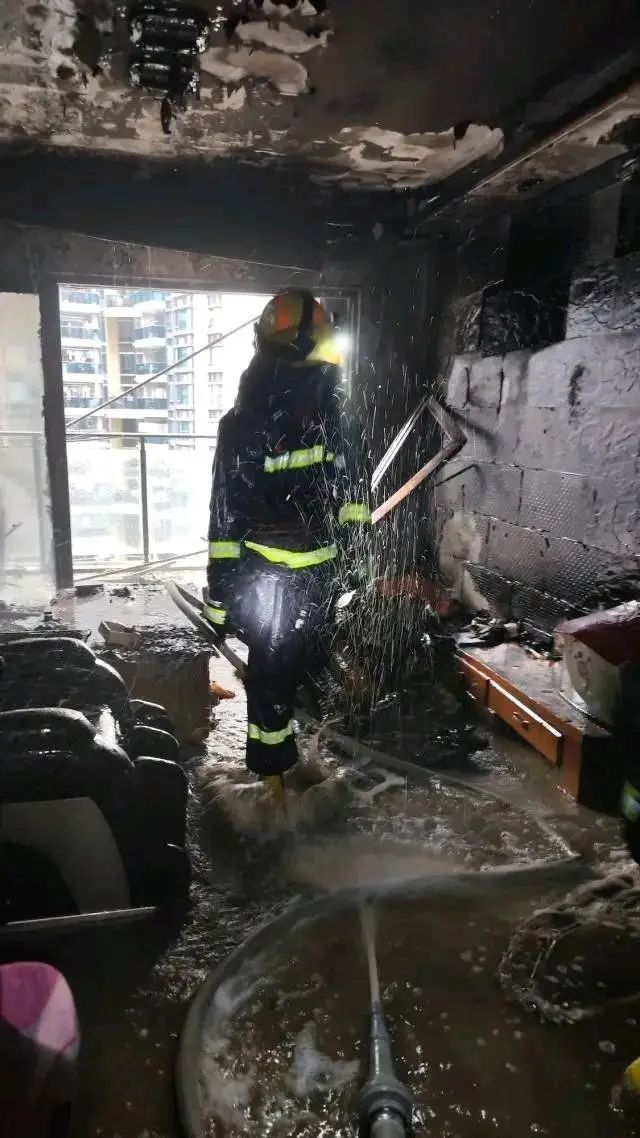 深圳一高层住宅突发火灾,发现时客厅已成火海 深圳一高层住宅突发火灾,发现时客厅已成火海