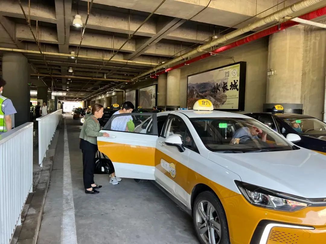 北京南站北枢纽出租车调度站今起试运营，不用出站就能乘车