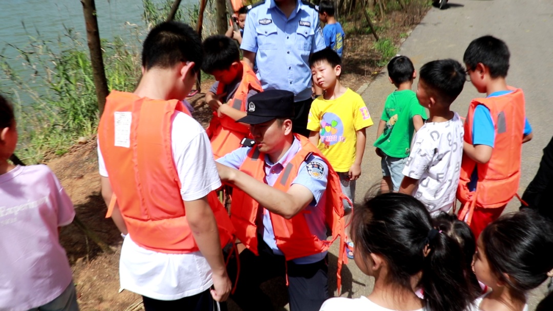 防溺水教育，警察叔叔把课堂搬到了湖边！
