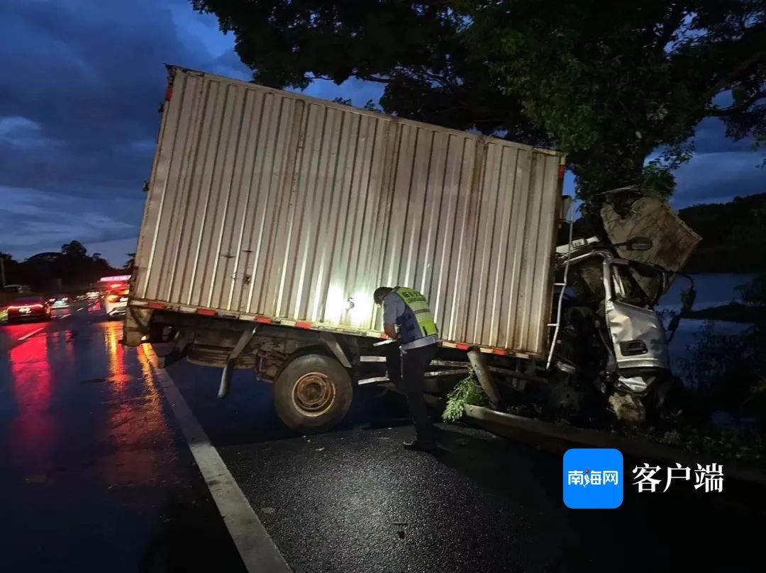高速路两车相撞,车头都“烂”了,海南交警发布典型交通事故案例 高速路两车相撞,车头都“烂”了,海南交警发布典型交通事故案例