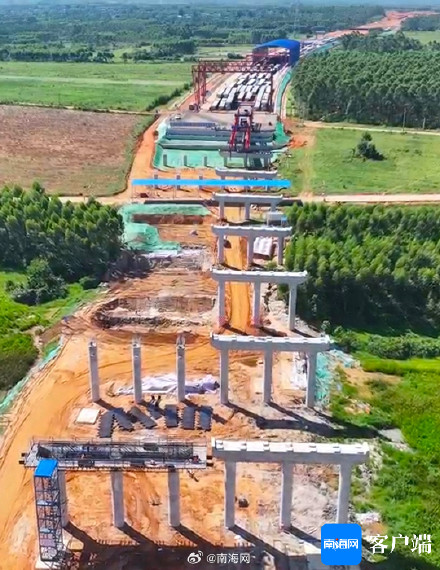洋浦疏港高速公路全线首片预制梁顺利架设 洋浦疏港高速公路全线首片预制梁顺利架设