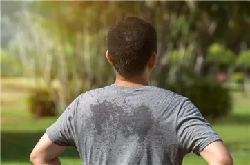 衣着暴露“辣眼睛”?三伏天“晒背”火了,你晒对了吗? 衣着暴露“辣眼睛”?三伏天“晒背”火了,你晒对了吗?