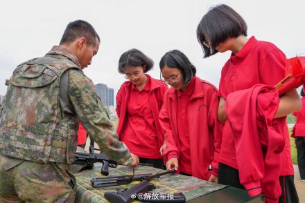 共上国防教育课！张桂梅携师生走进空军部队